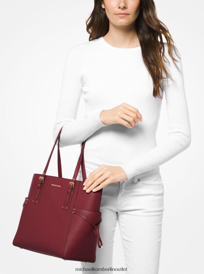 Zubehör de Michael Kors Frauen Kleine Voyager-Tragetasche aus quer genarbtem Leder dunkle Beere 404V221120