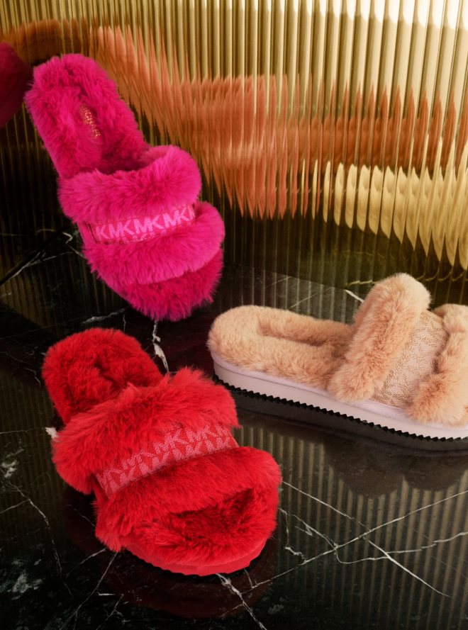 Schuhe de Michael Kors Frauen Scarlett-Sandalen aus Kunstpelz purpurrot 404V222333